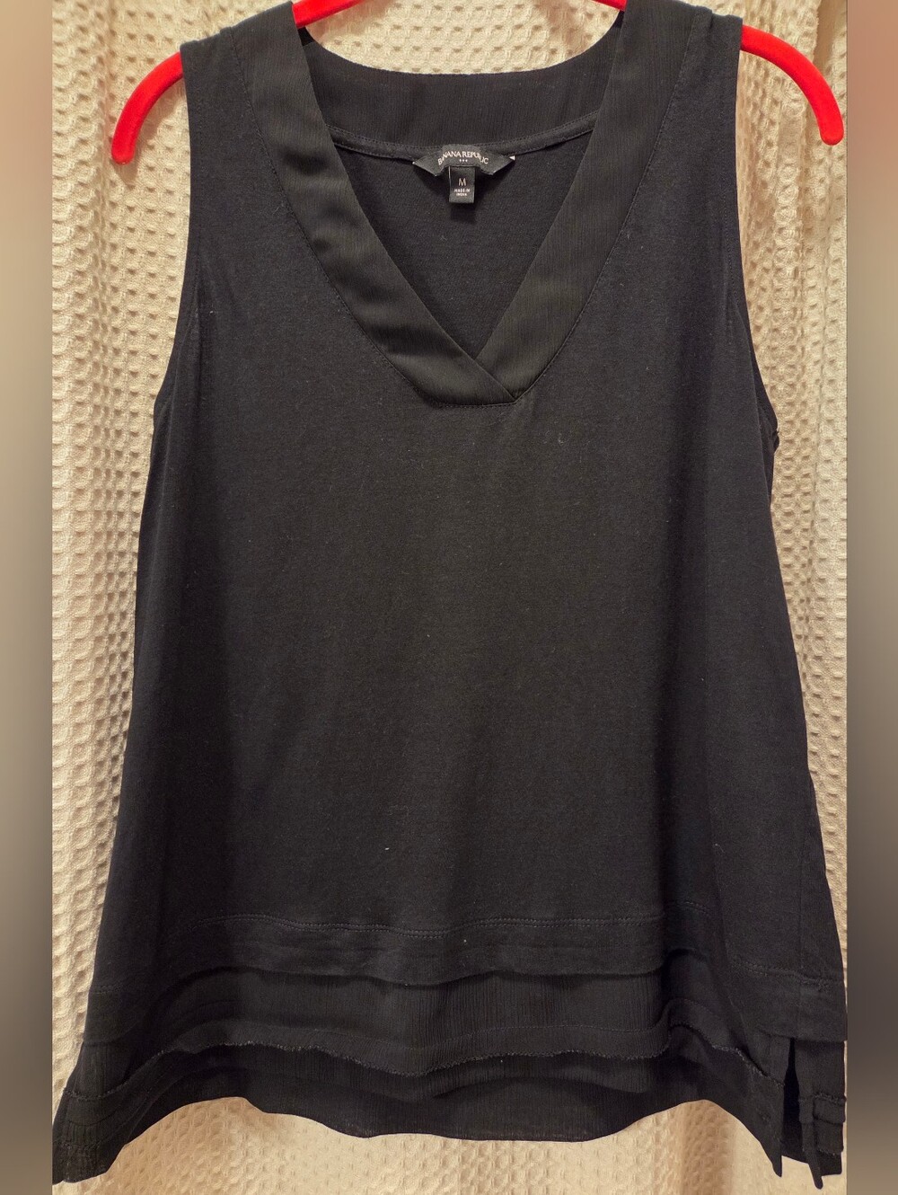 Banana Republic Black Sleeveless V-Neck Top – Size Medium